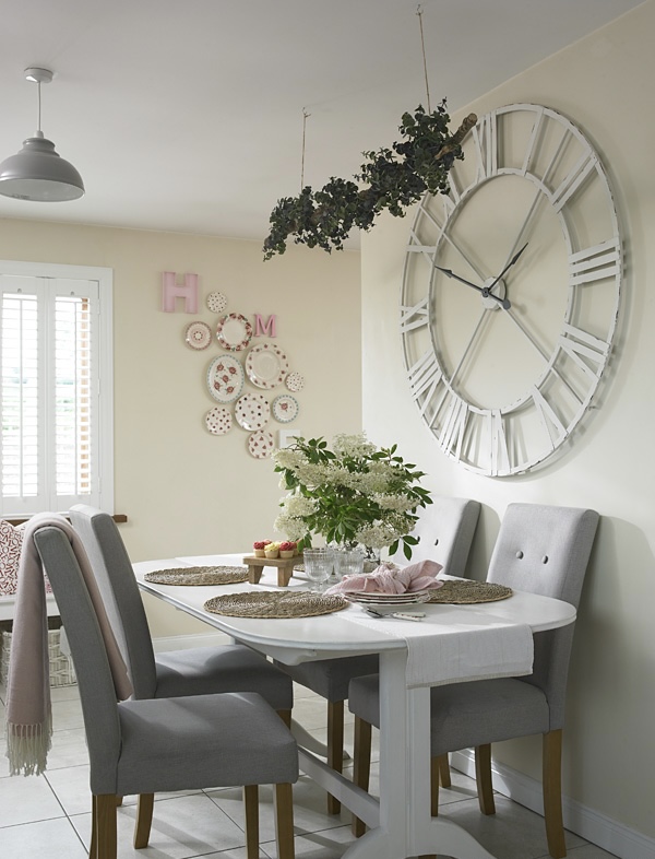 Dining table in the kitchen at Rose Cottage